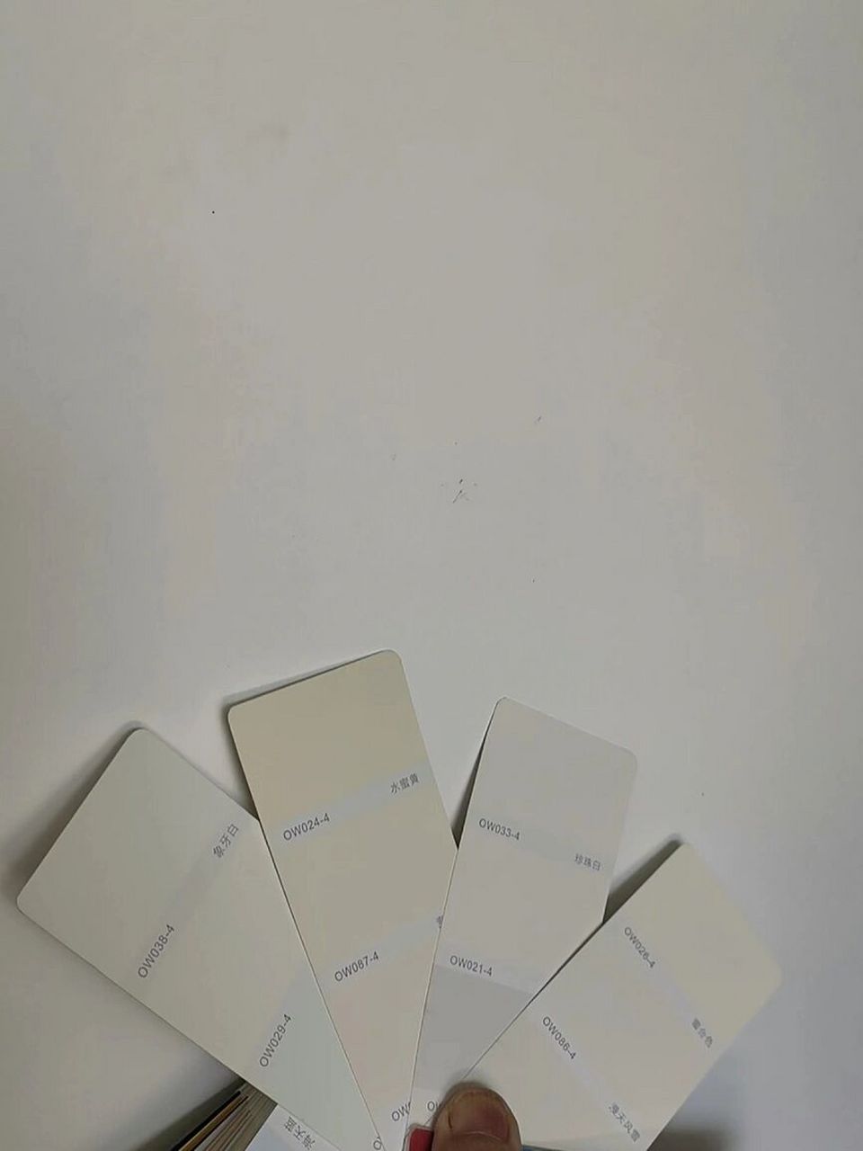 墙面油漆珍珠白和象牙白实际上墙对比 看着色卡纠结了一天,最后决定