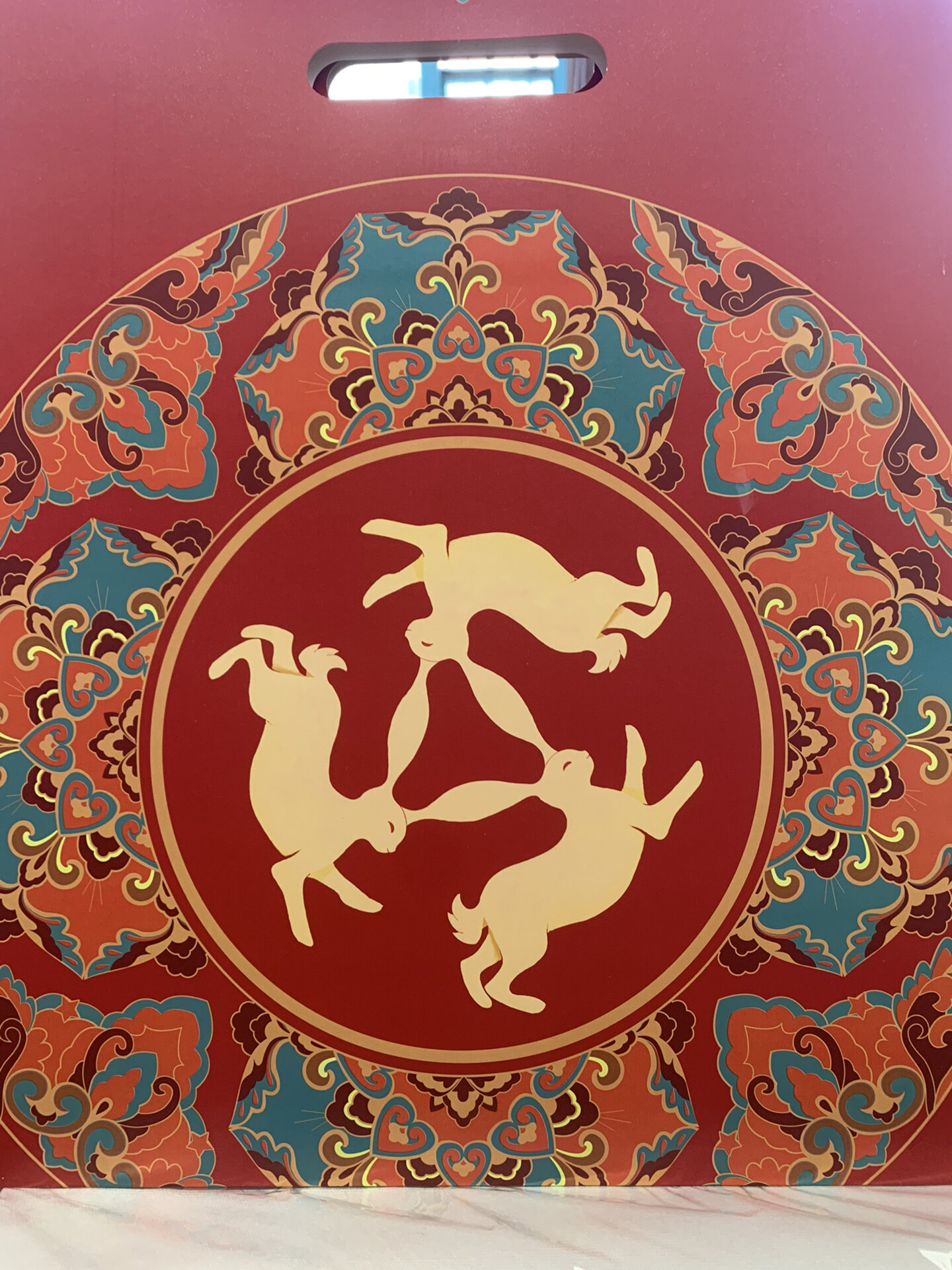 莫高窟407"三兔莲花"藻井 敦煌莫高窟407窟窟顶的隋代三兔莲花藻井,与