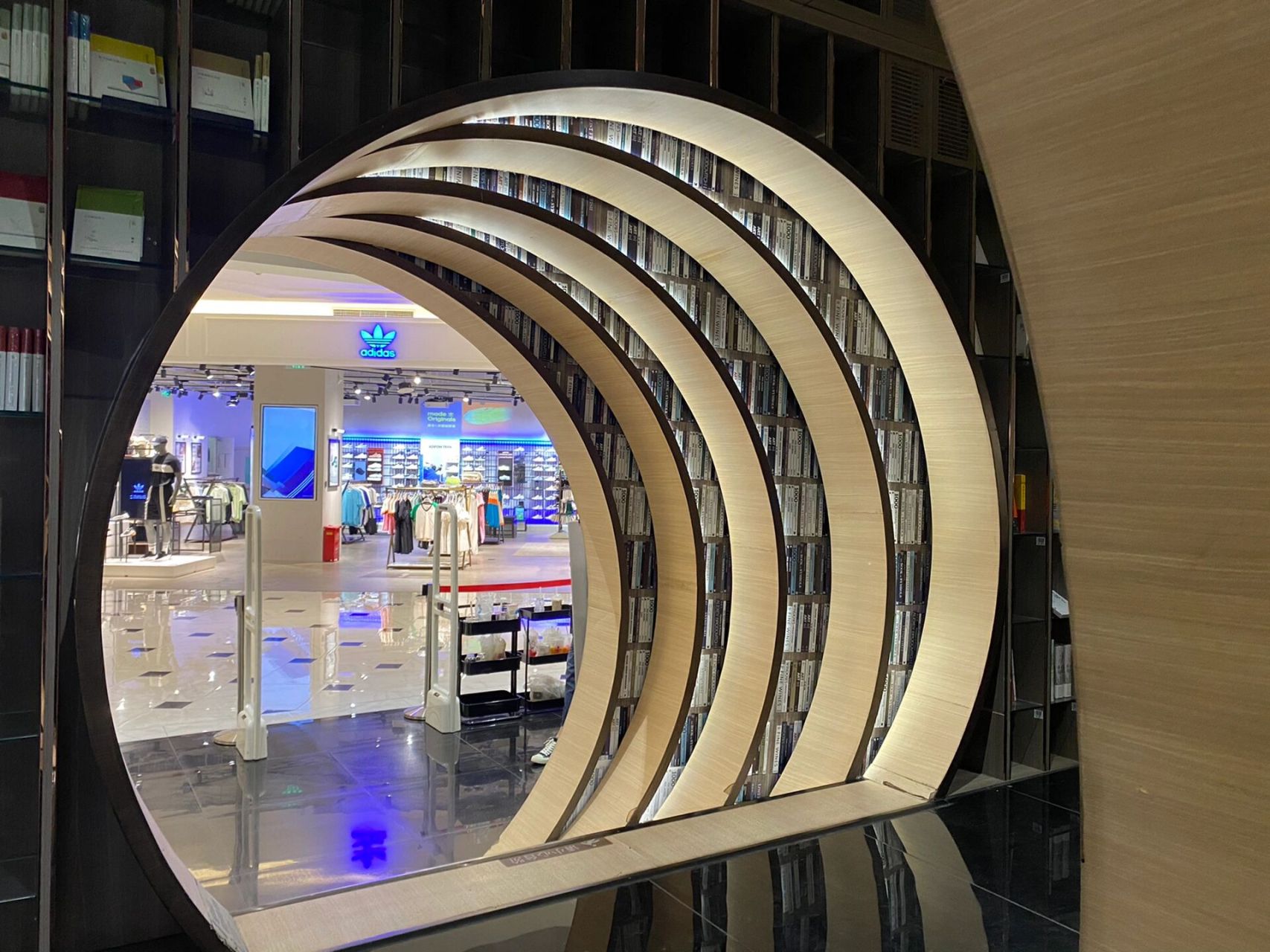 北京书店|钟书阁(老佛爷百货店)92 位于西单老佛爷百货b1层 圆圈