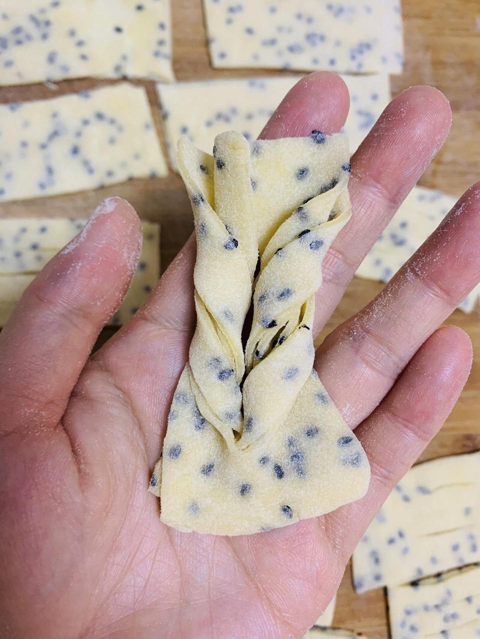 过年必备炸馓子 准备食材 面粉300g,盐3g,糖30g,鸡蛋2个, 牛奶70g,昊