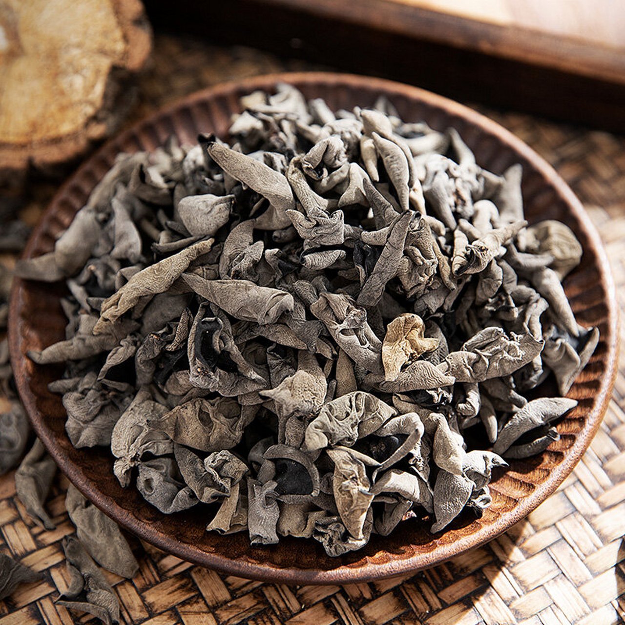 四川省特产 - 青川黑木耳 青川县气候温和湿润,适宜多种食用菌生长,是