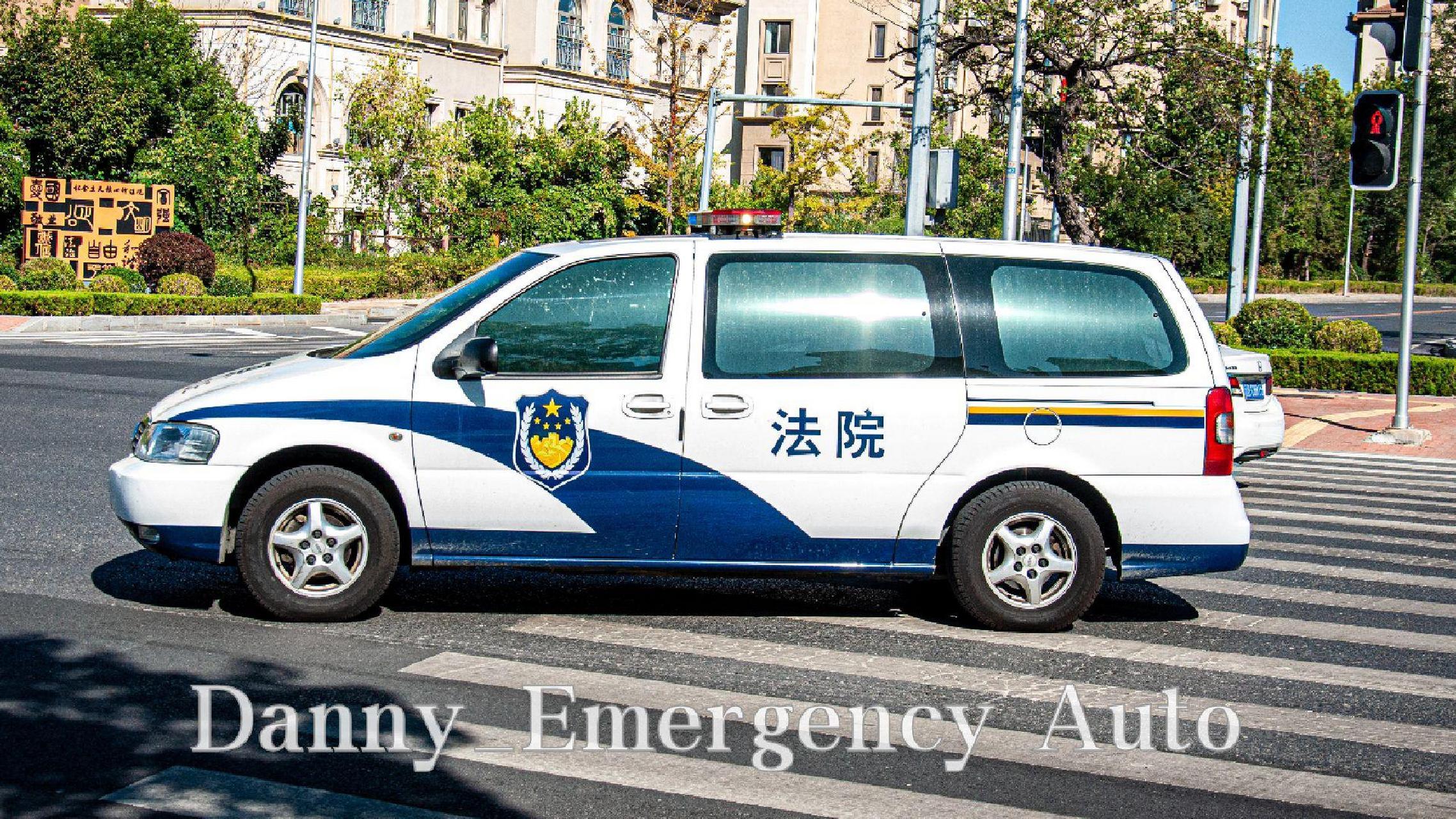 大连·别克gl8法院警车.