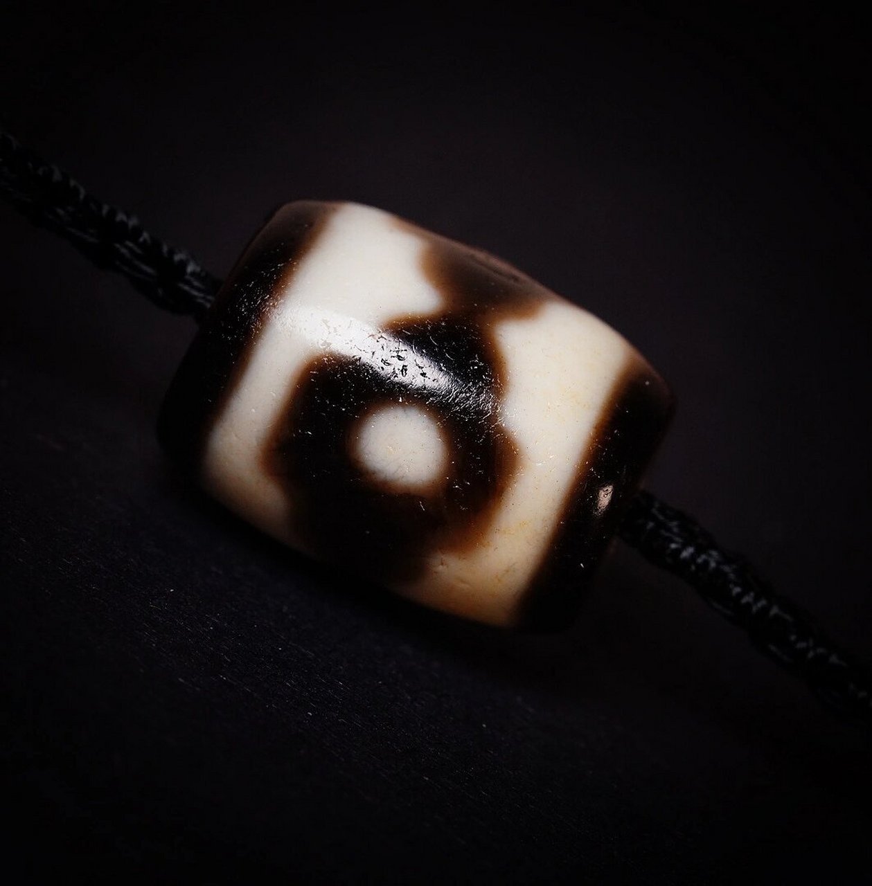 坛城三眼天珠在藏传中的意义 在这玩串漏串的季节,藏传坛城三眼可谓锦