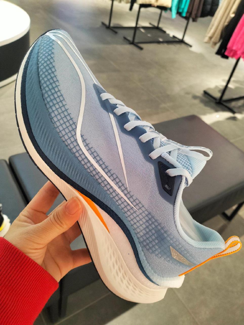 轻盈 回弹 助力 透气 稳定 抓地 马拉松必选款  颜值超赞的