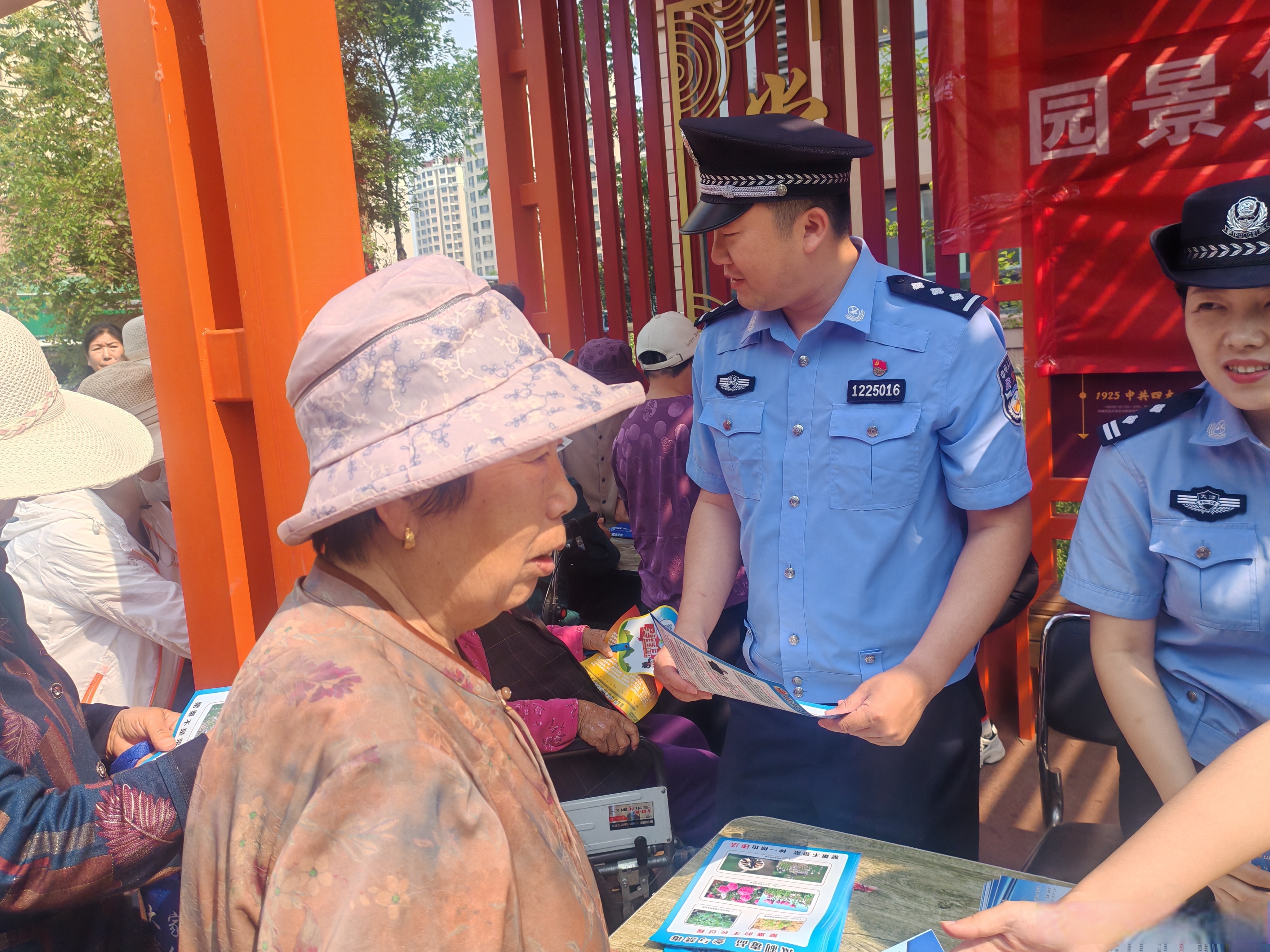 【禁毒普法齐发力 法治阳光暖民心】5月26日,天津市宝坻区禁毒办联合