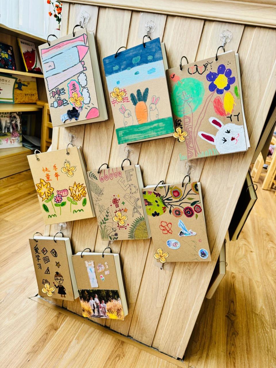幼儿园绘画本封面设计 给闺女画封面是 城堡 艾灸照片 给我外甥画的是