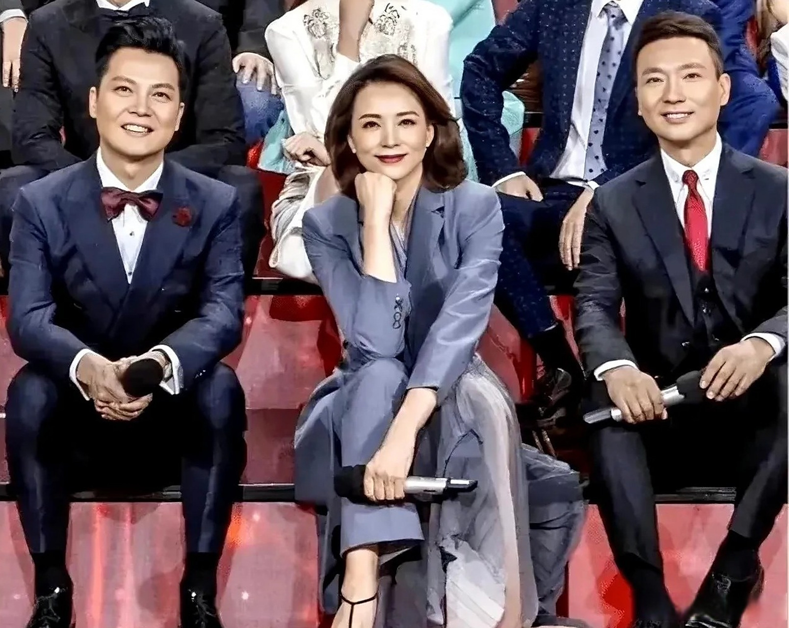 当年的主持人大合影里,董卿和康辉,任鲁豫一起坐在最中间.