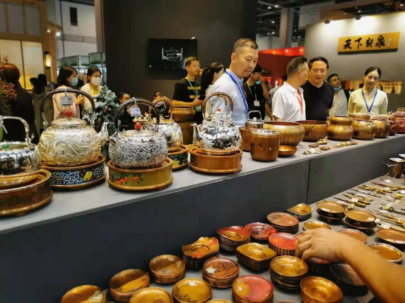 杭州展会杭州市市长刘忻莅临参观臻宝堂 🍃景德镇这几年高端品牌更