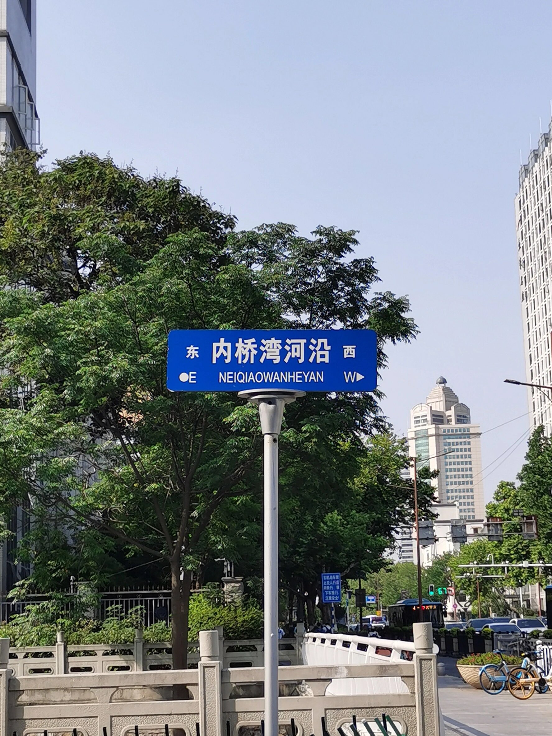 东西南北路牌颜色图片