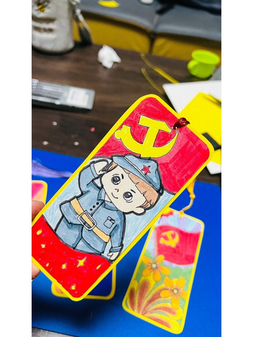 红色文化书签作业 反正封控在家 那就带孩子做饭画作业吧