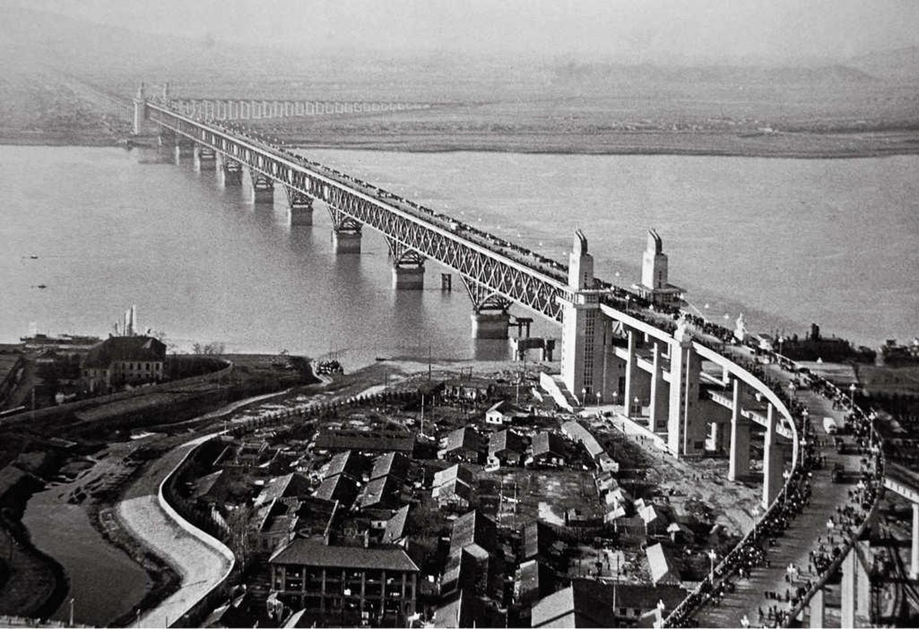 老照片里的旧时光 1968年12月,南京长江大桥通车