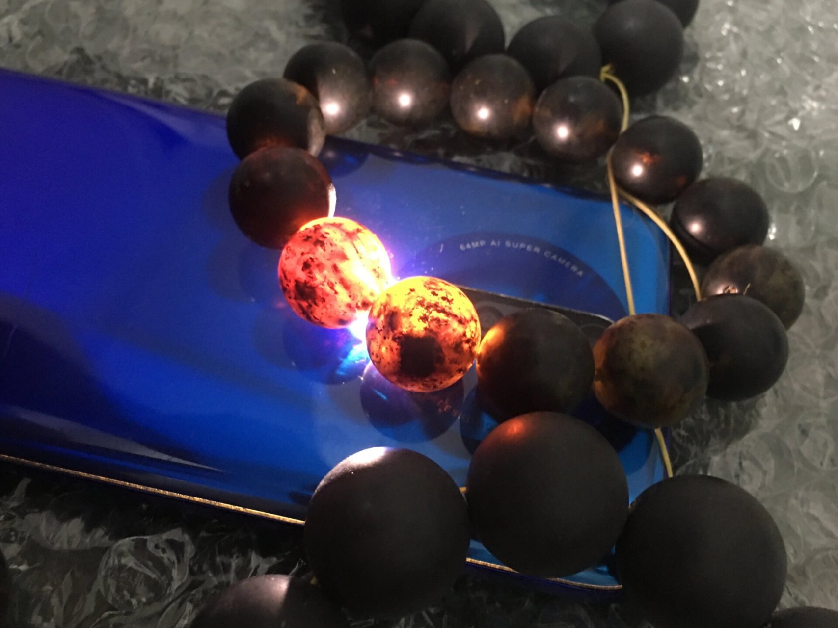 药珀手串 刚入手和盘玩后以及灯光下的状态