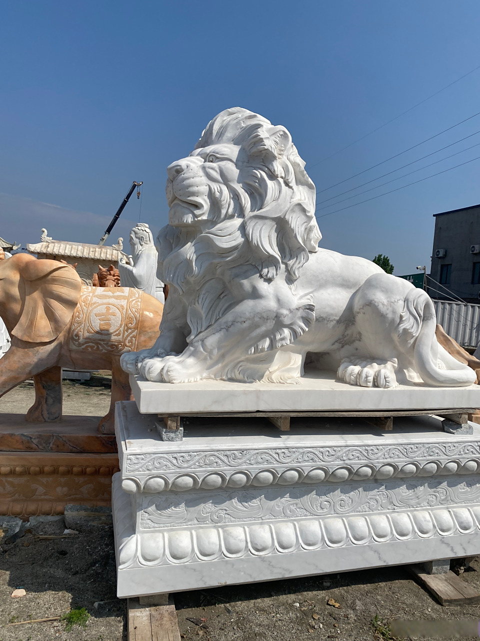 石雕狮子大理石欧式石狮子一对蹲式狮子晚霞红爬狮雕