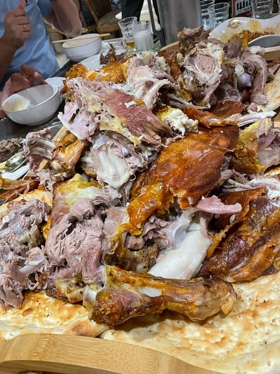 day14 和田烤全羊 昨晚在玫瑰烤肉店烤了一只全羊,喝了很多大乌苏啤酒