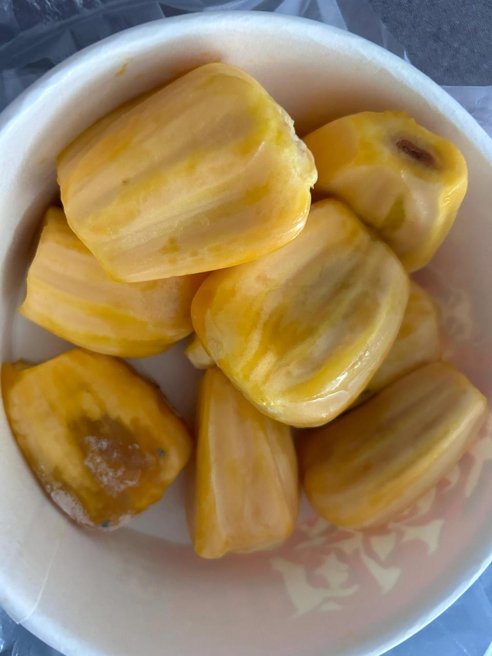 昨天晚上在小区水果店买到坏的菠萝蜜,我吃了三个才发现,然后我就去