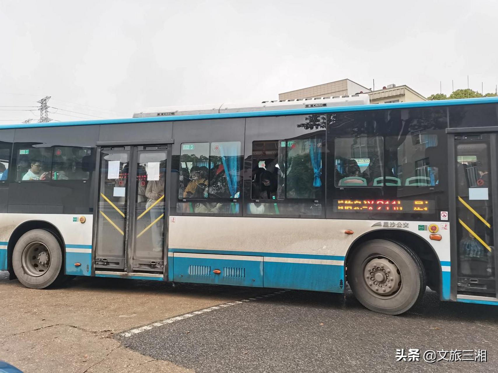 礼拜五下午,湖南长沙县安沙镇毛塘铺附近的公交站,乘客们扎堆等着