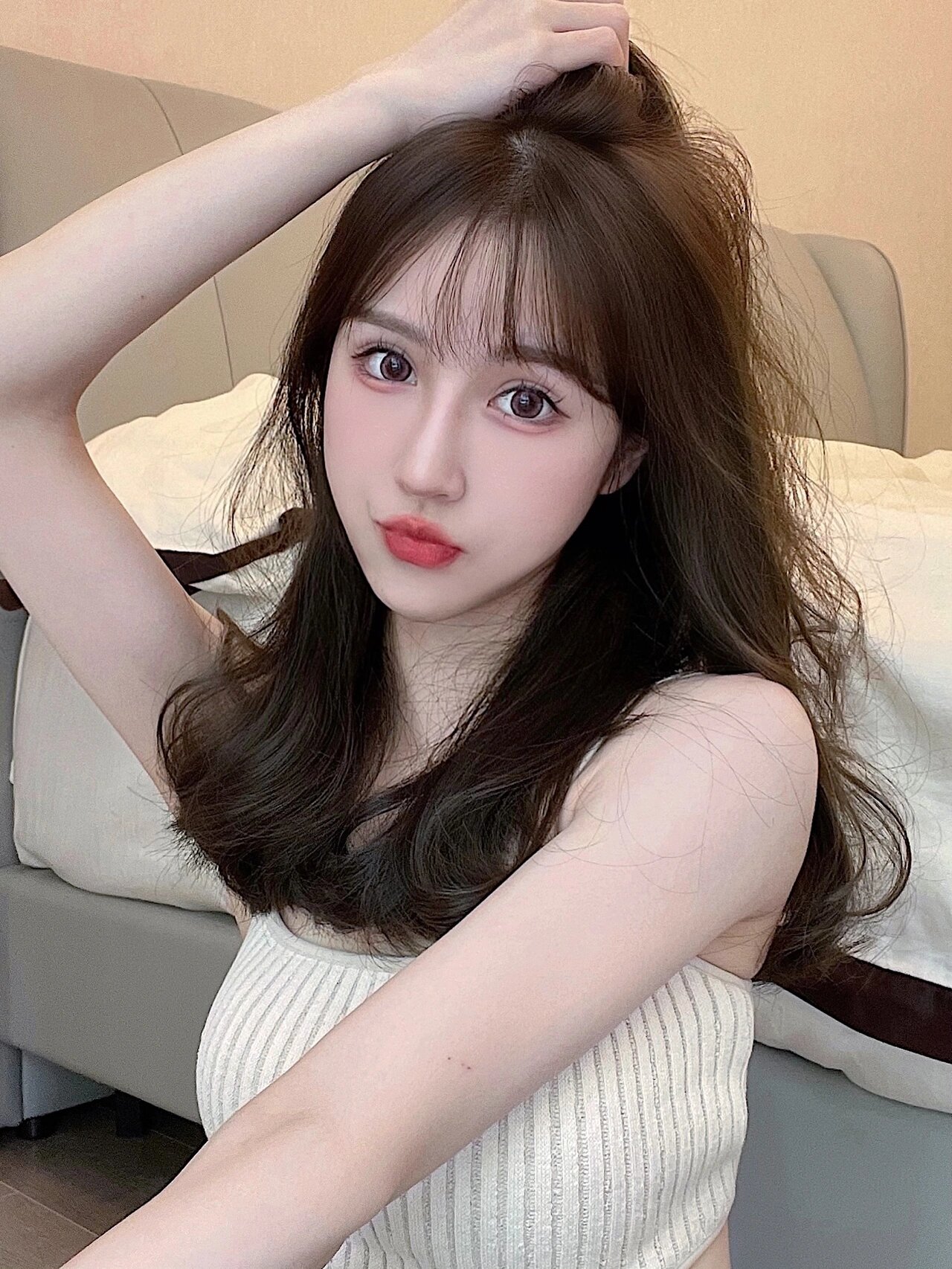 9个不一样的撩头发自拍手势!不怕手尴尬了