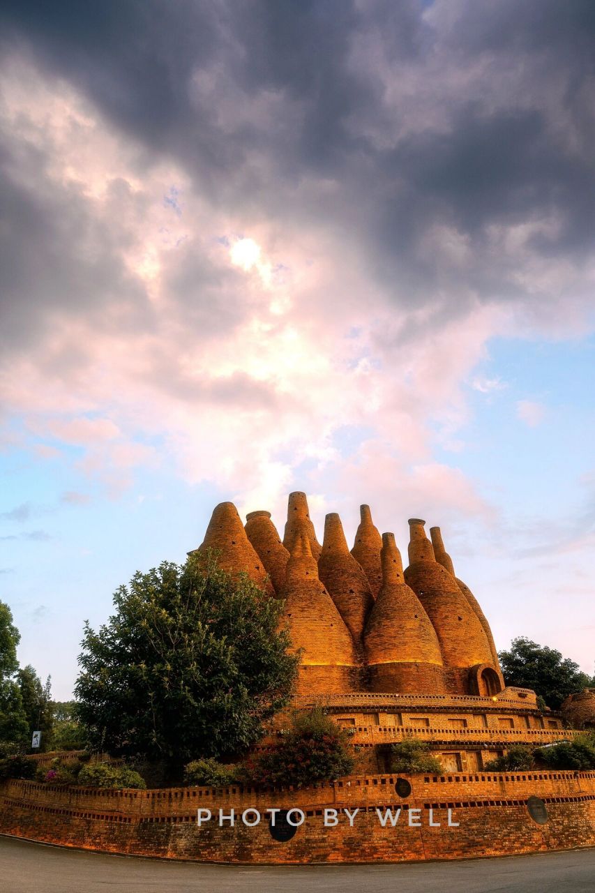 位于云南省红河哈尼族彝族自治州弥勒市的东风韵景区是一座以