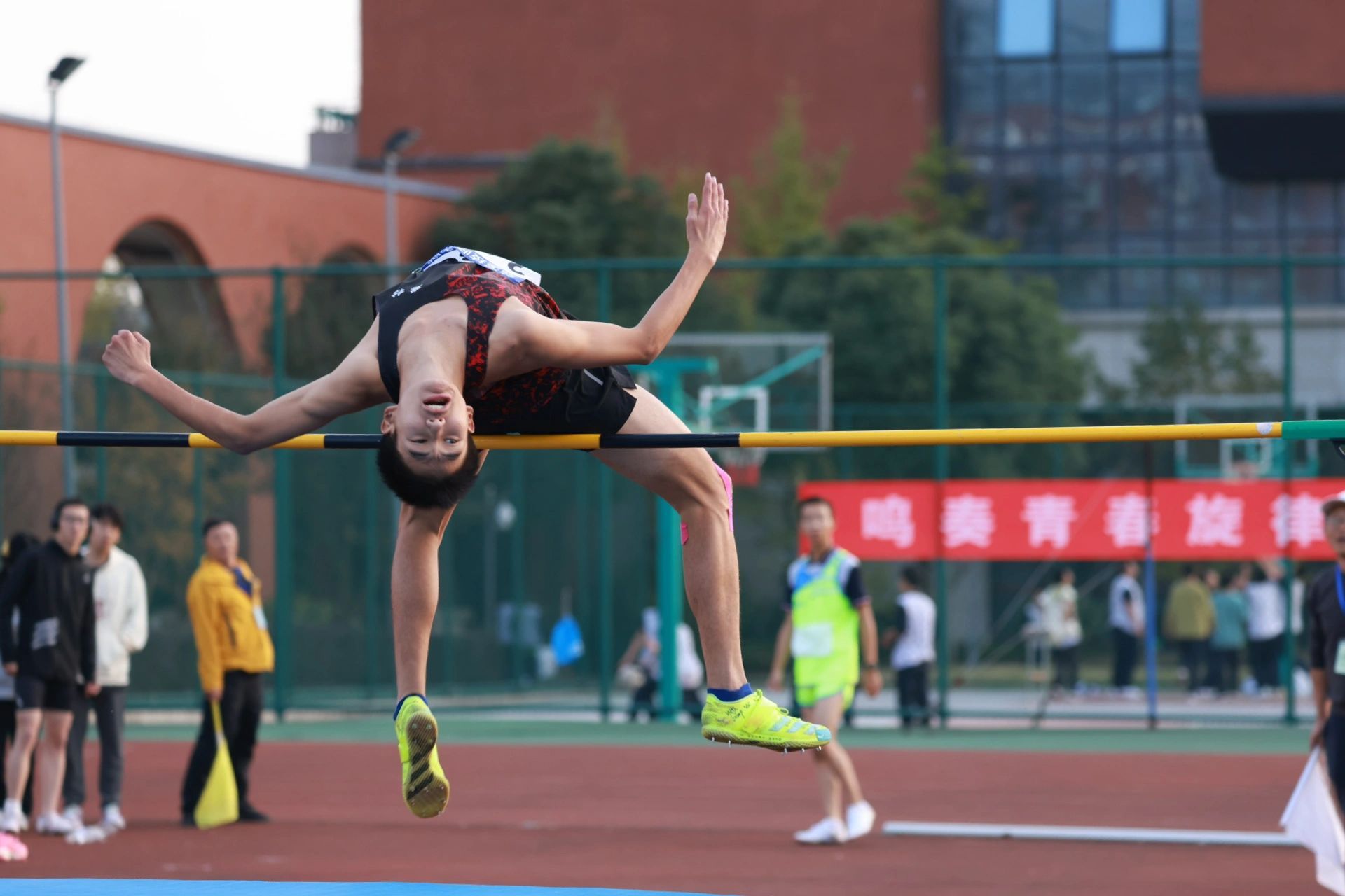 黄月轩背越式跳高空中柔韧性爆表