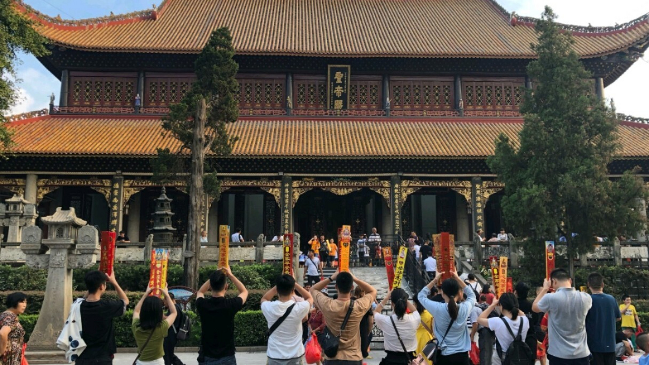 求子的信众要到南岳大庙的注生殿(靠左侧的)送子娘娘,祝圣寺(老观音
