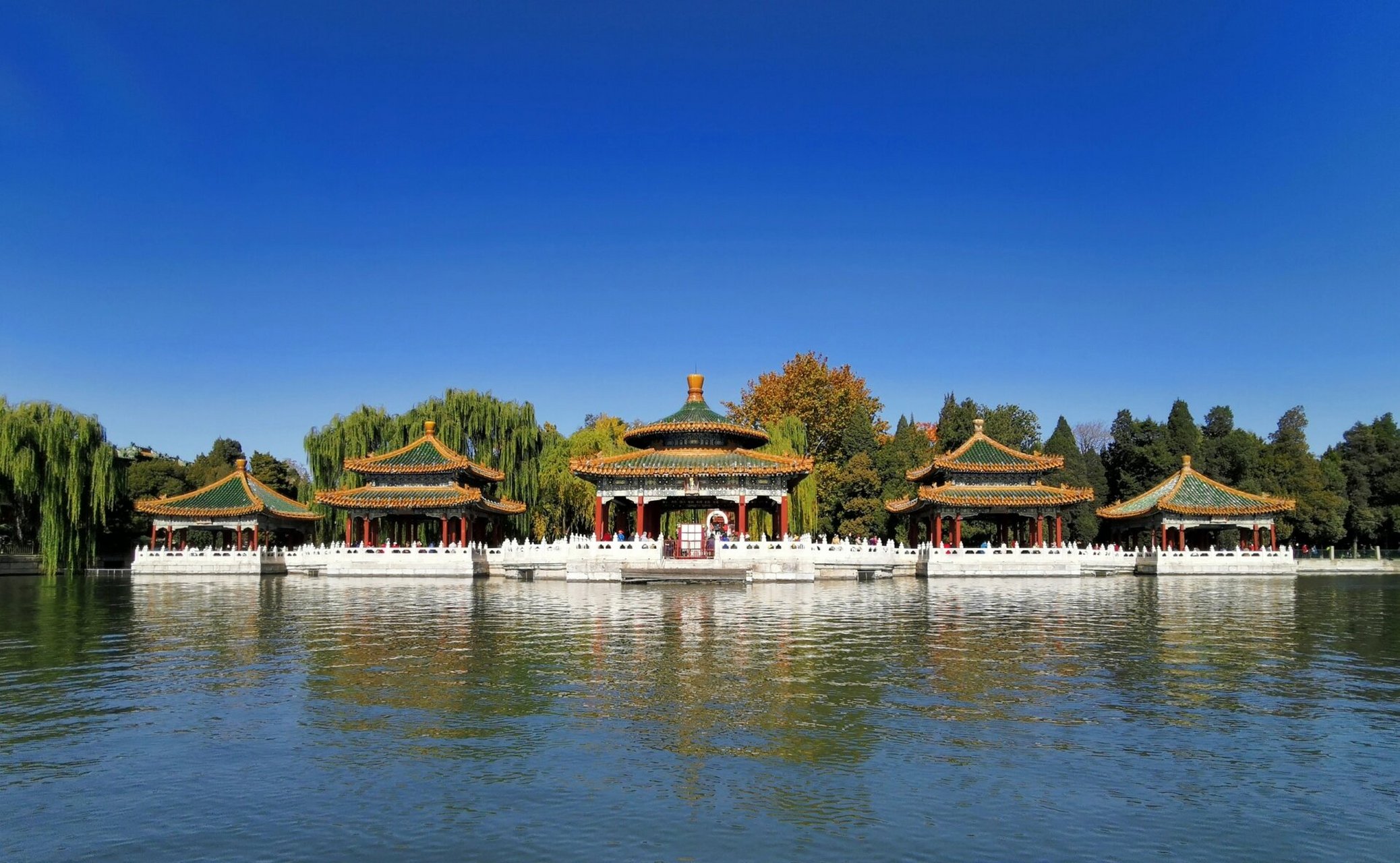 五龙亭 北海公园的北岸,五个玲珑的小亭成为一组,它们有个响亮的名字