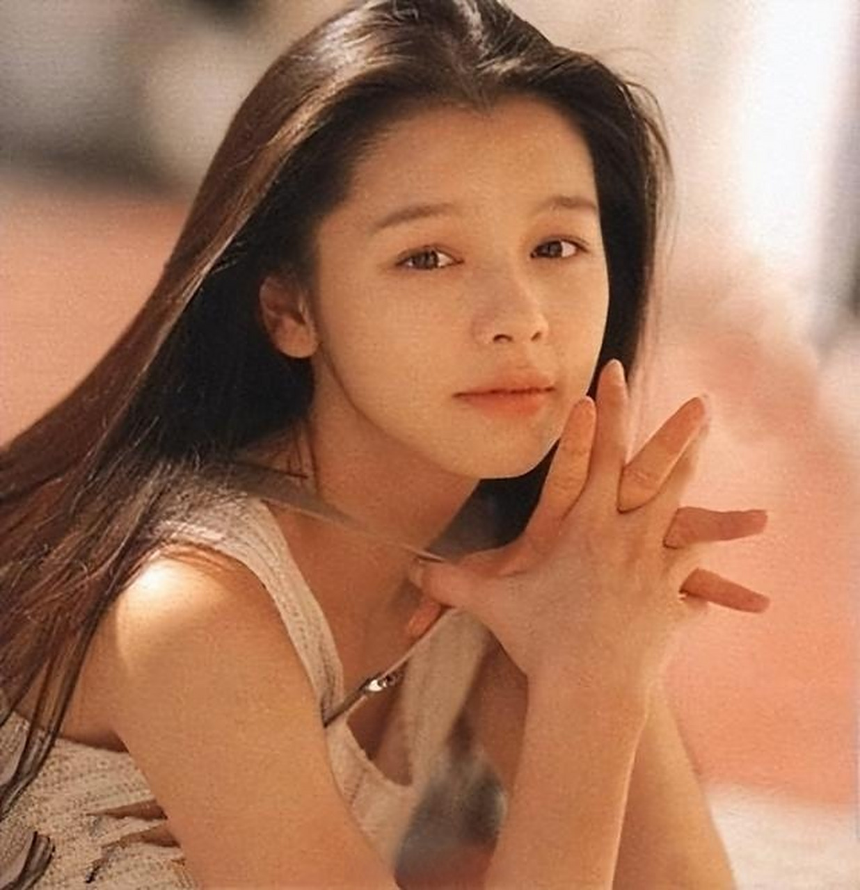 其实徐若瑄的颜值是真的很顶,没火起来的原因大概是人品不太行,桃色