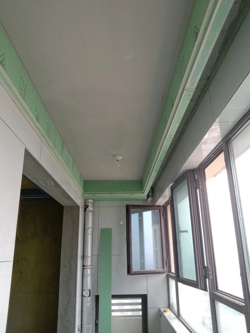 阳台木工吊顶,做窗帘盒 舍弃掉原有的阳台集成吊顶,改做了一圈双眼皮