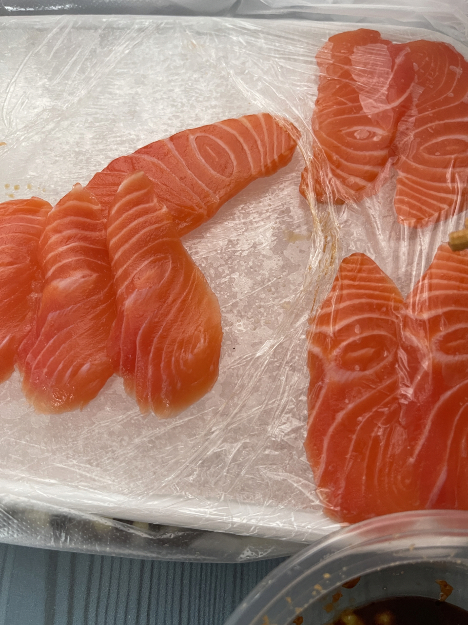 三文鱼和虹鳟 放一起才知道区别这么大 三文鱼和虹鳟 放一起才知道