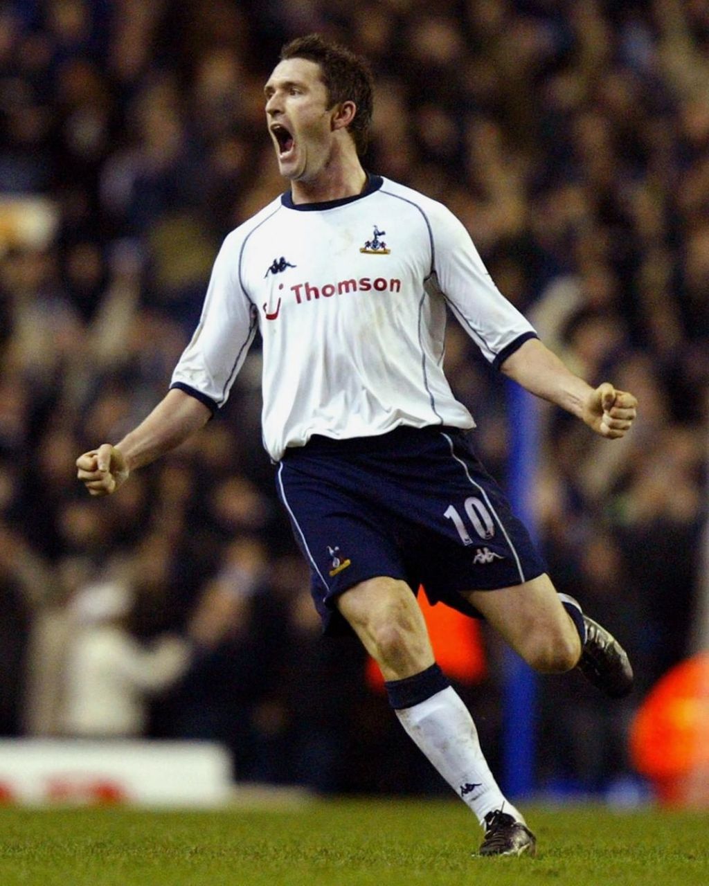 「刺年今日」  2002年的今天,罗比-基恩上演热刺首秀 开启在热刺的6年