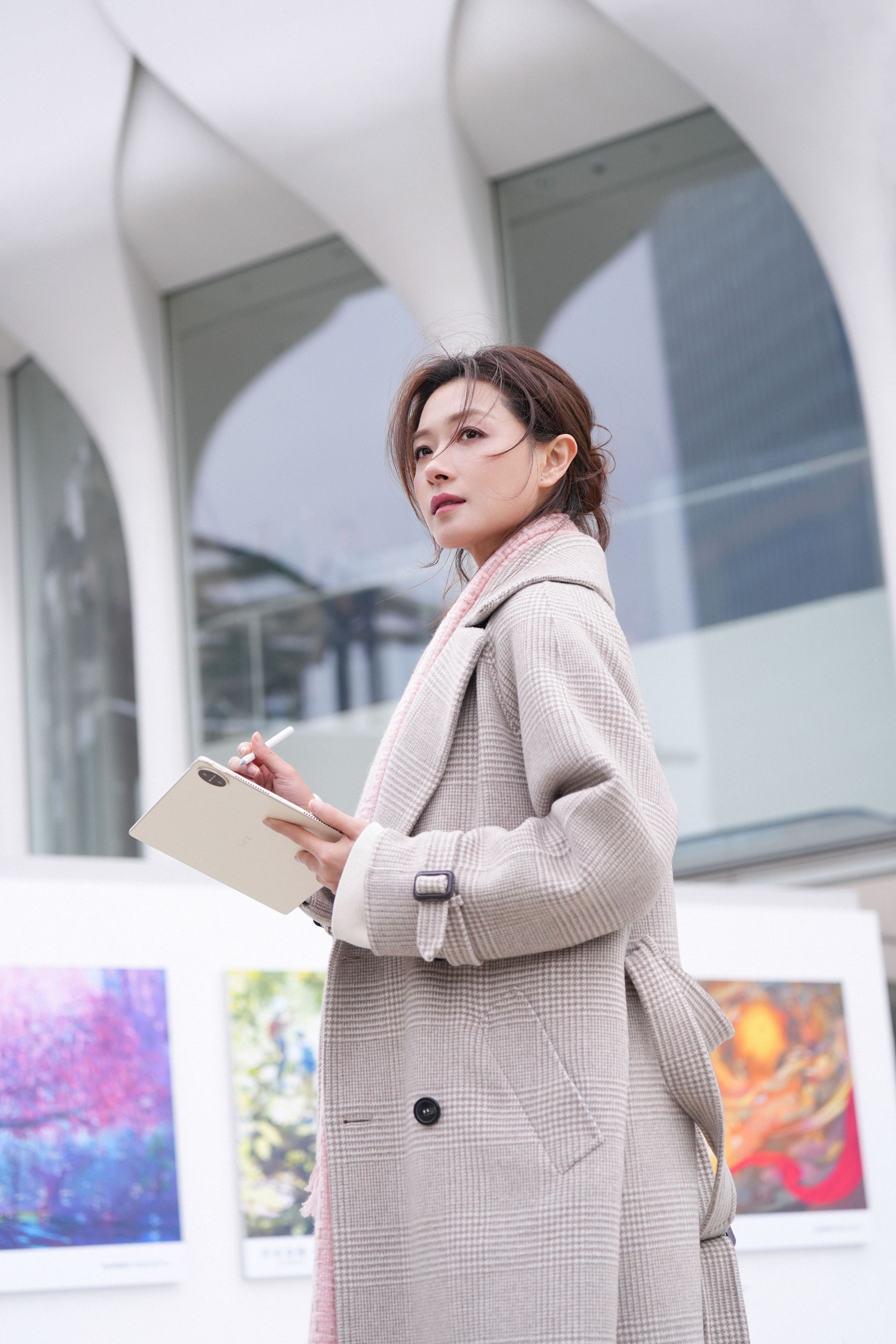 万茜和华为平板的citywalk# 央视新闻出了特别节目,万茜他们拿着瓢邋