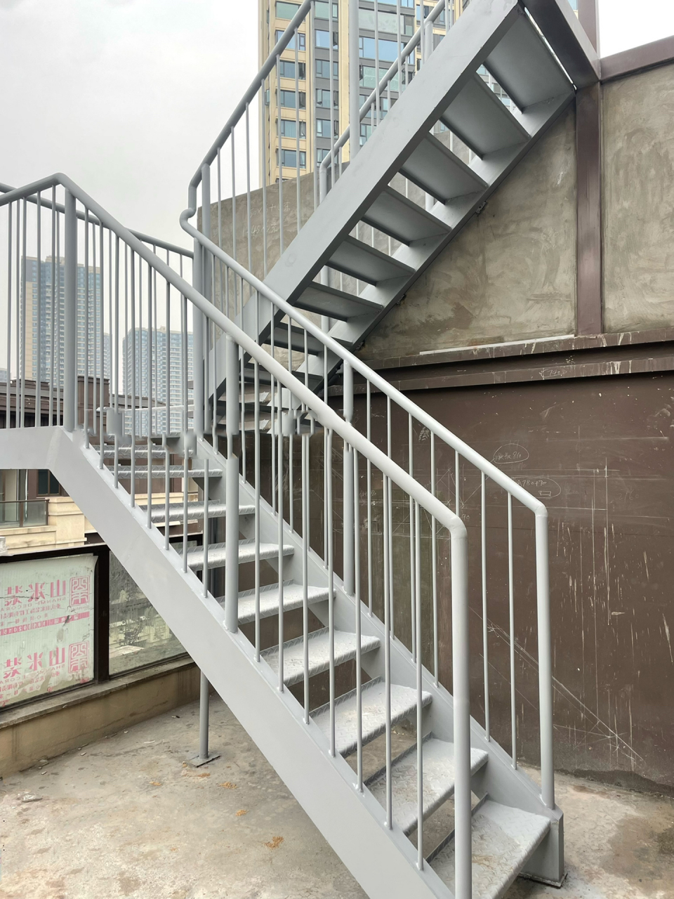 重庆曾铁匠室外钢结构楼梯 材质:双侧梆:槽钢 栏杆:小柱:16圆钢,扶手