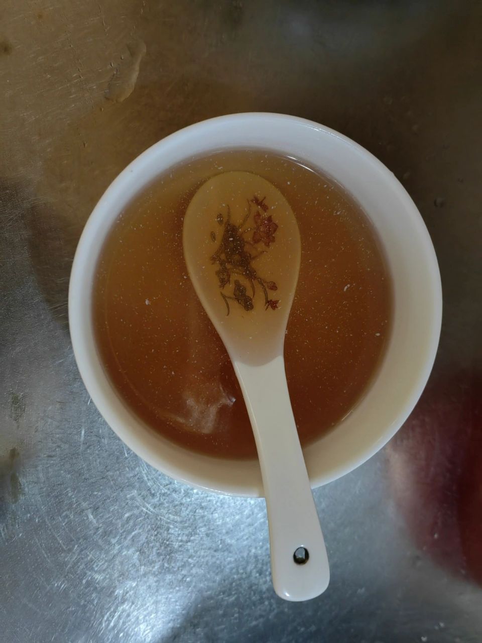 枇杷叶煮水,天然止咳药 食材原料:枇杷叶5至6片,冰糖1块.