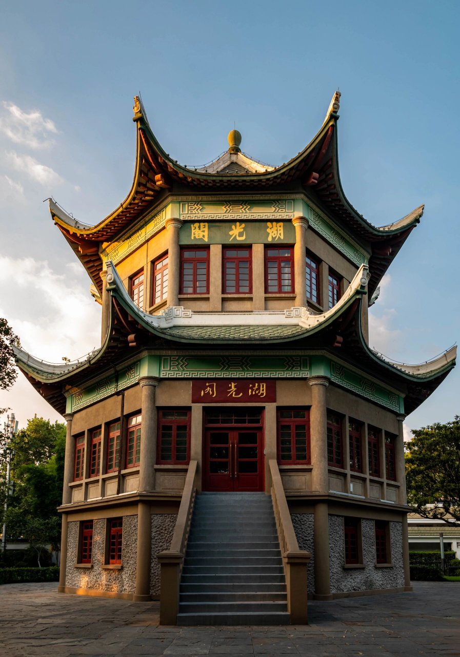 东湖湖光阁 基本原图直出,就提亮了下暗部 下午四五点钟拍摄 好天气拍