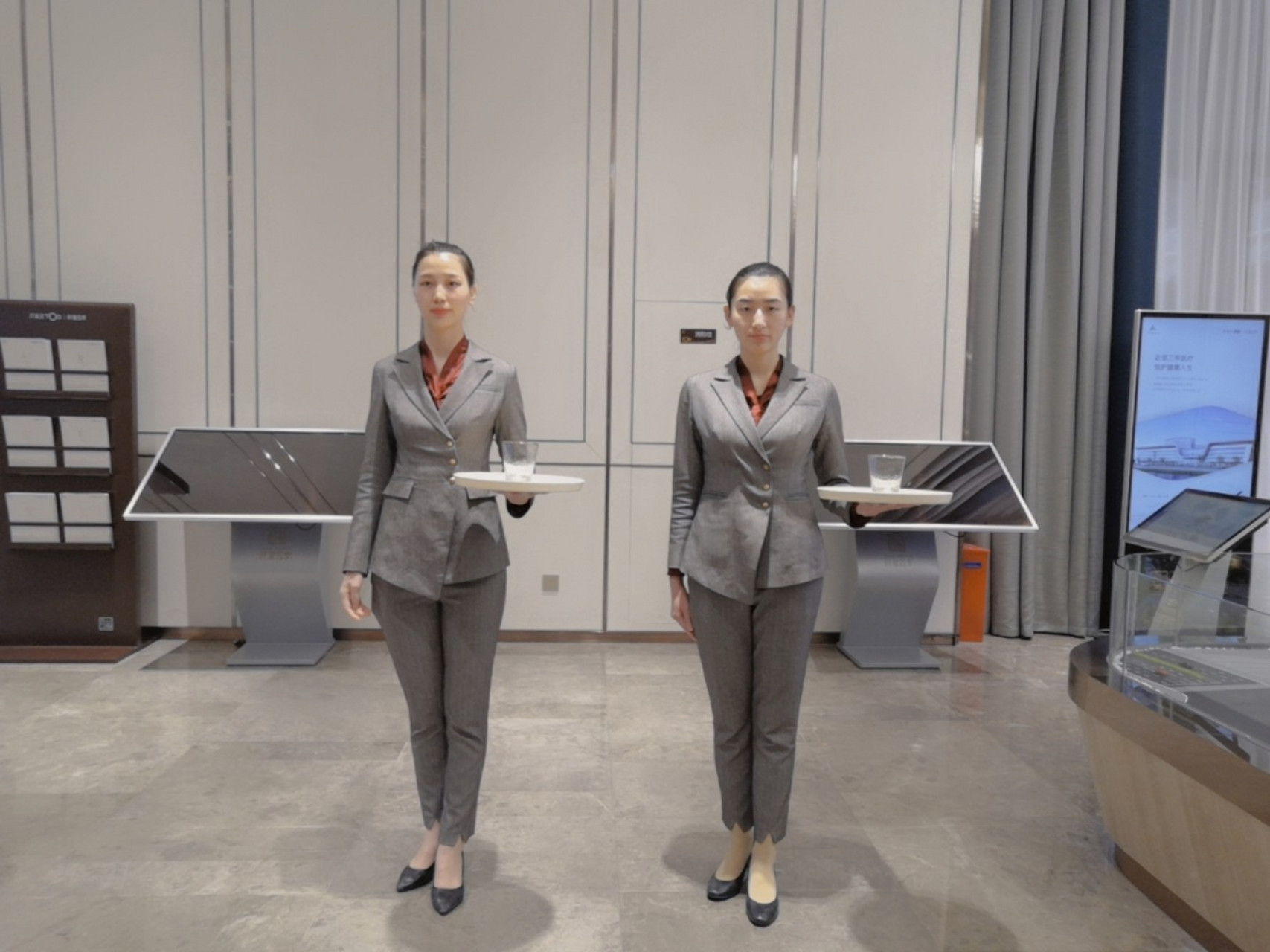 托盘的正确使用方法 托盘分为轻脱,重托,空托 97轻托:适用于2-3只