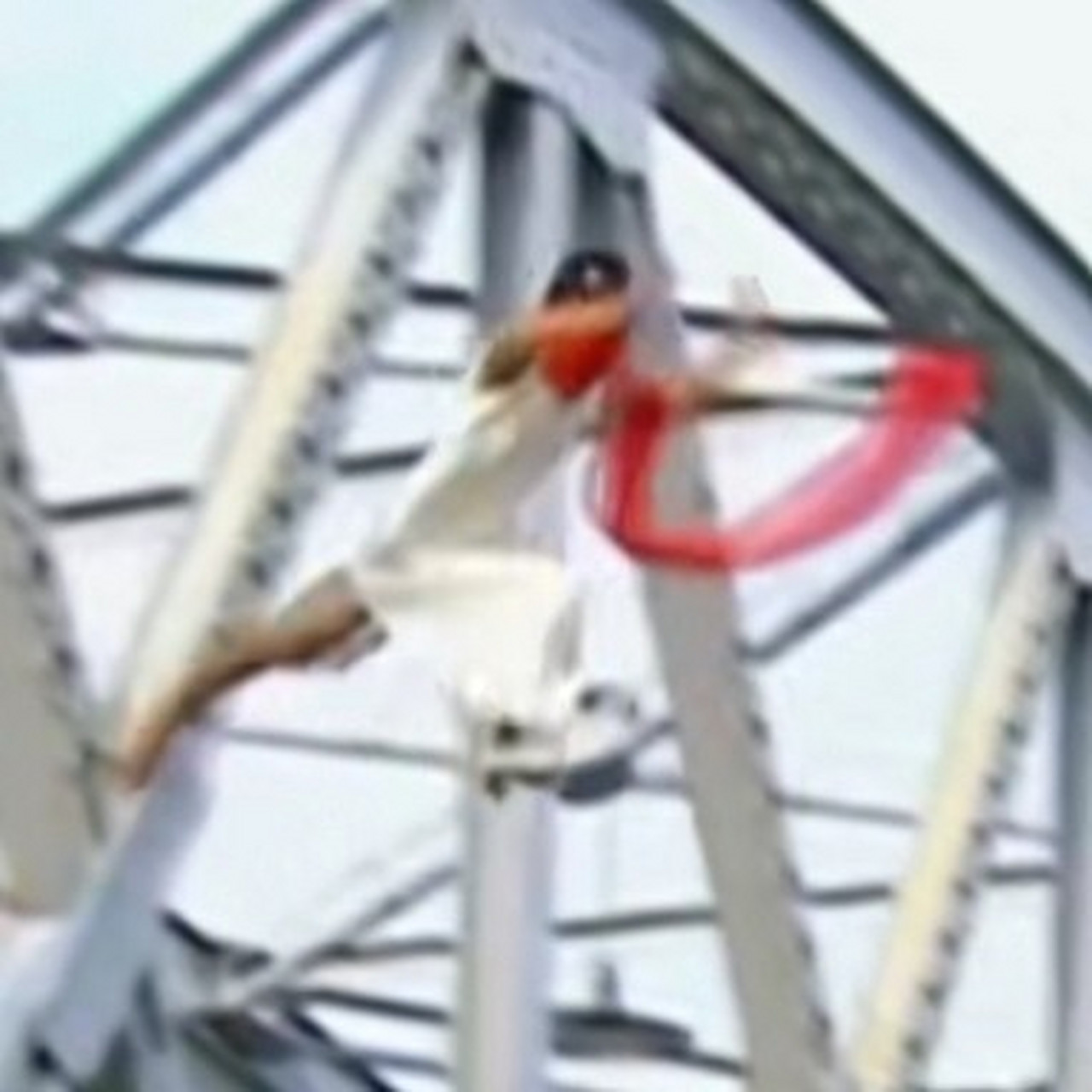 重温了情深深雨蒙蒙看到依萍跳河 不小心暂停了一下 这优美的身姿和