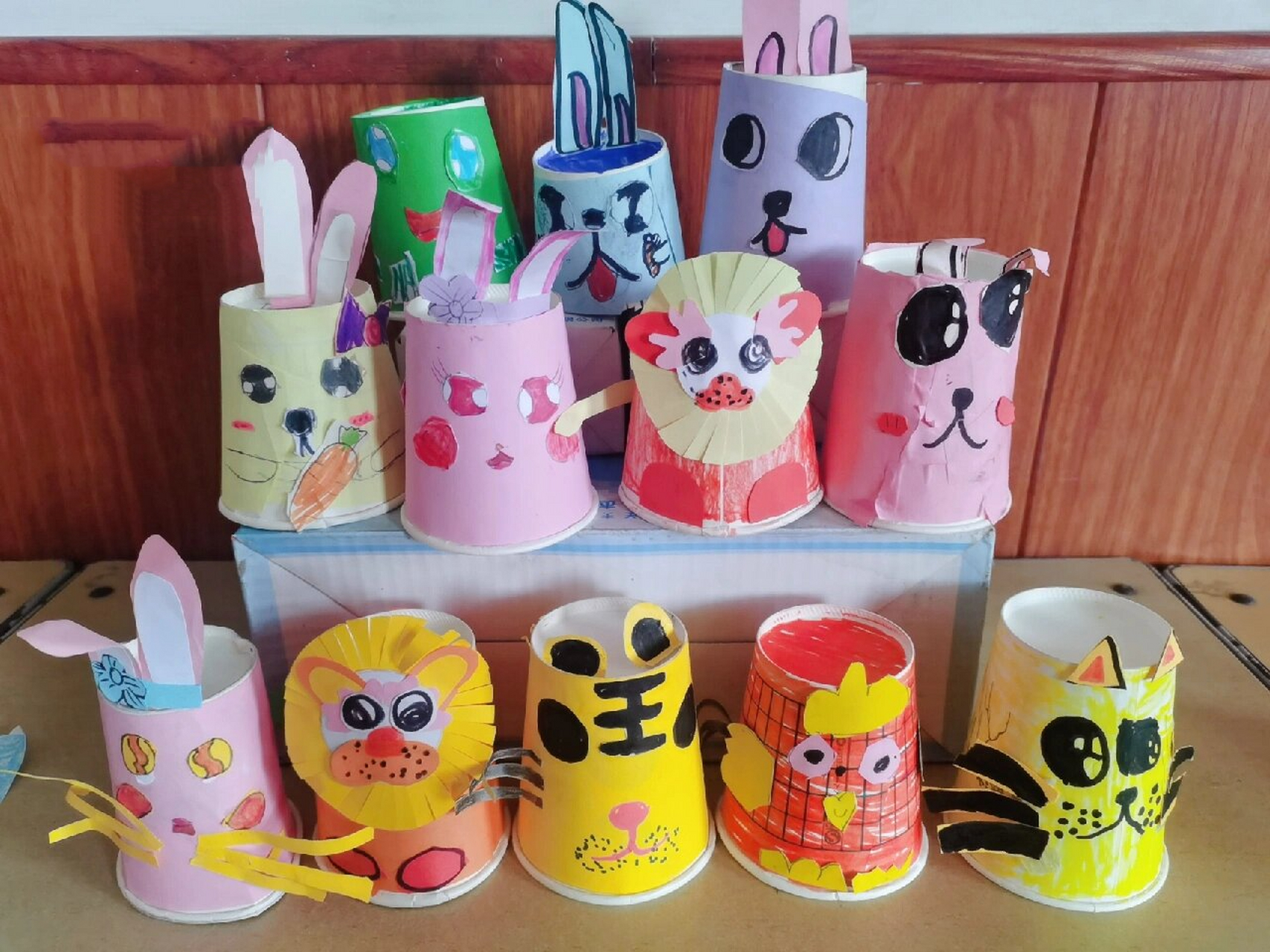 二年级湘美版美术作品《纸杯变变变》 步骤1.
