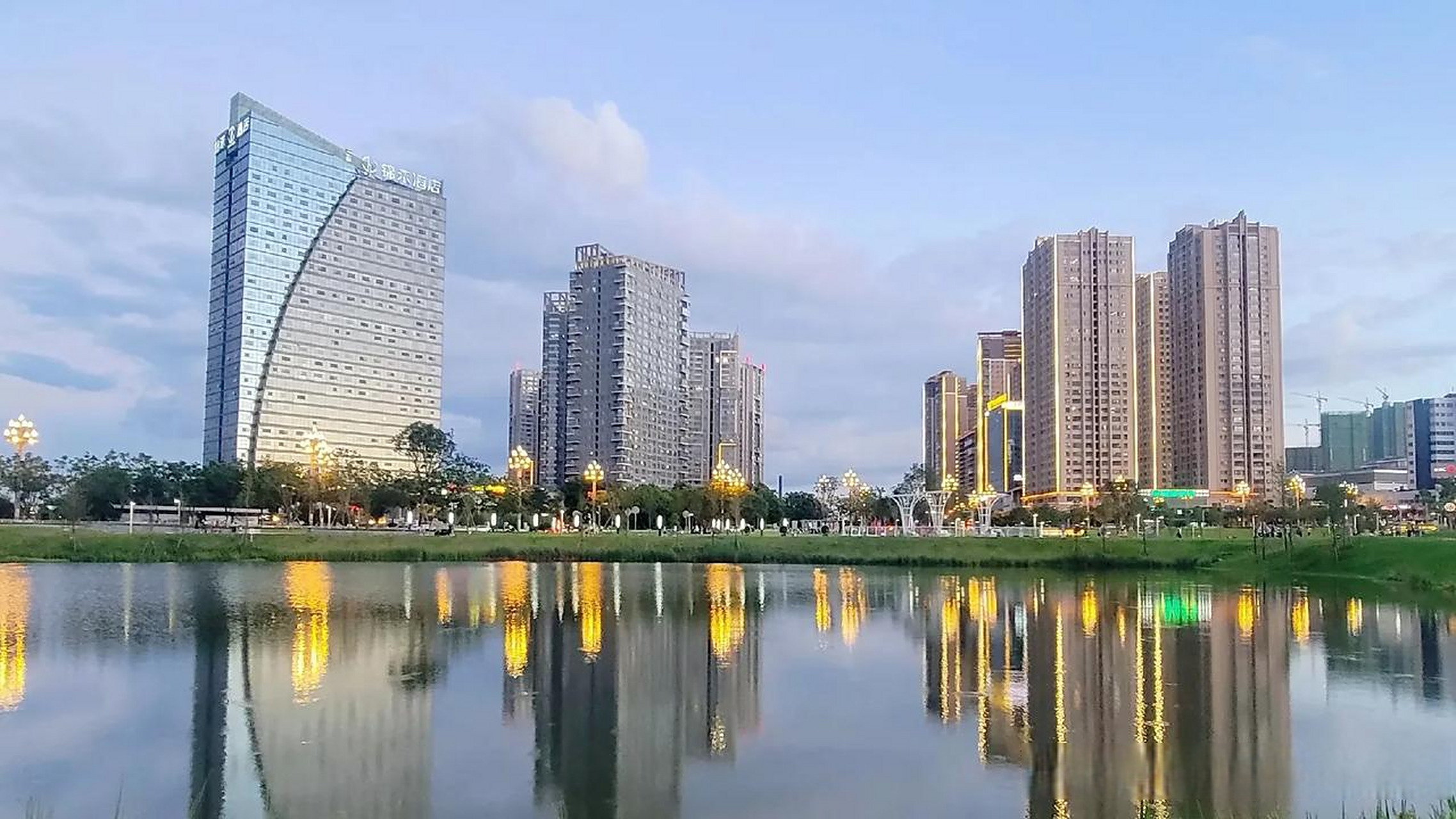 杨哥老两口到了云南省昆明下面的安宁市避暑旅居,据说气温比昆明都