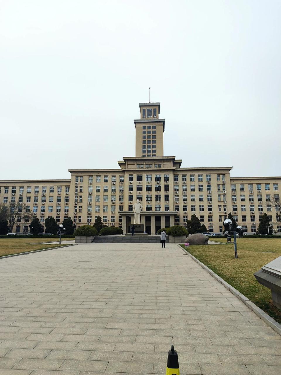 南开大学八里台校区还是非常有烟火气的,而且历史厚重感很强.