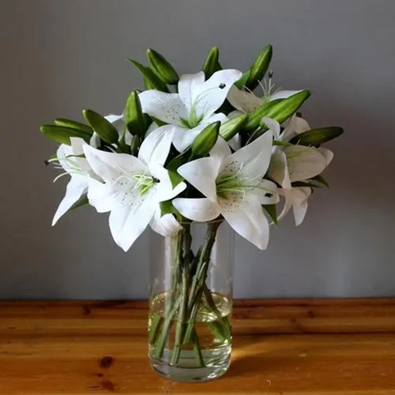 水养百合开花 水养百合花一般需要20-40天左右的时间才能开花.