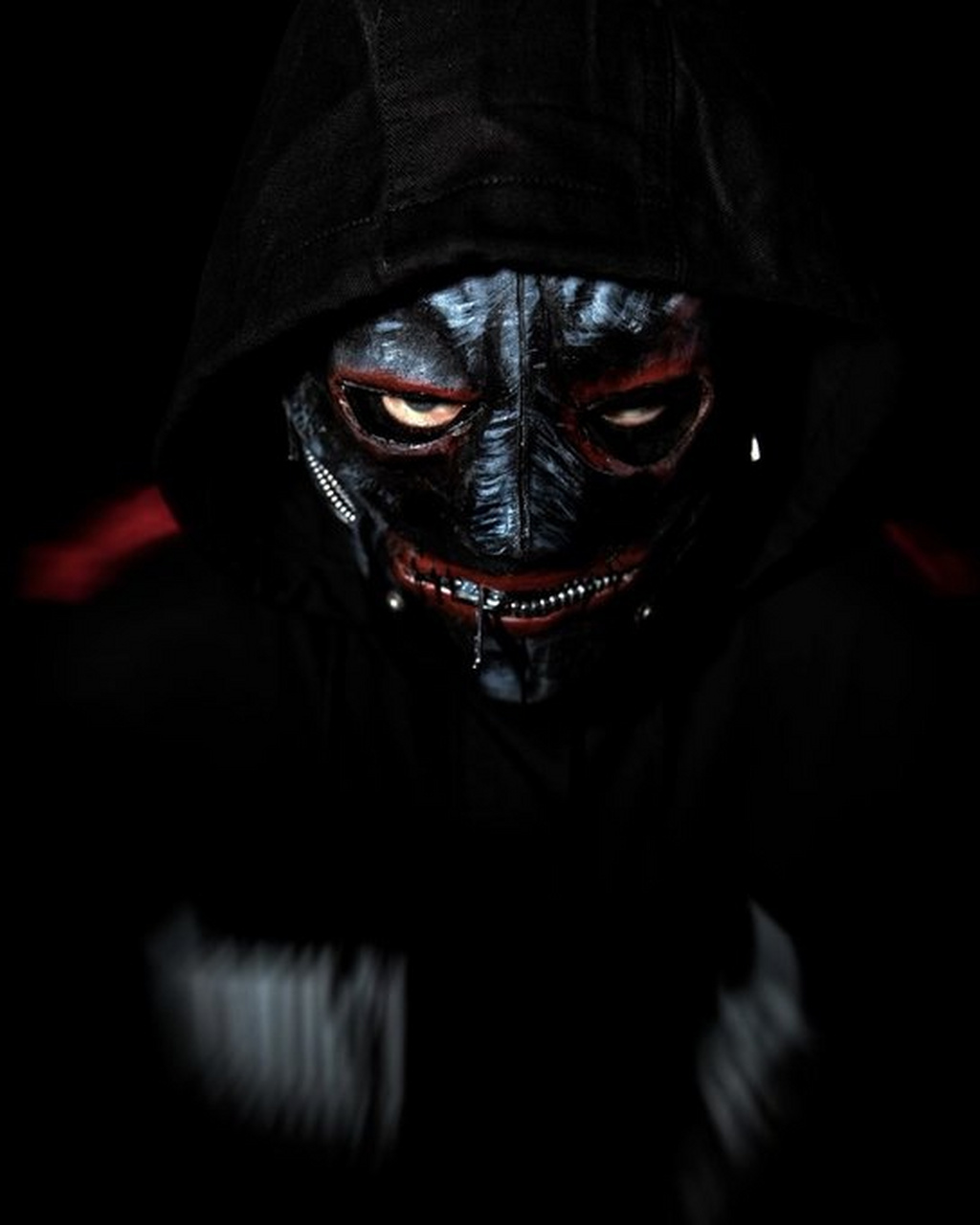 6月8日,乐队slipknot在社交媒体上发布了一张戴着新面具的未知成员的