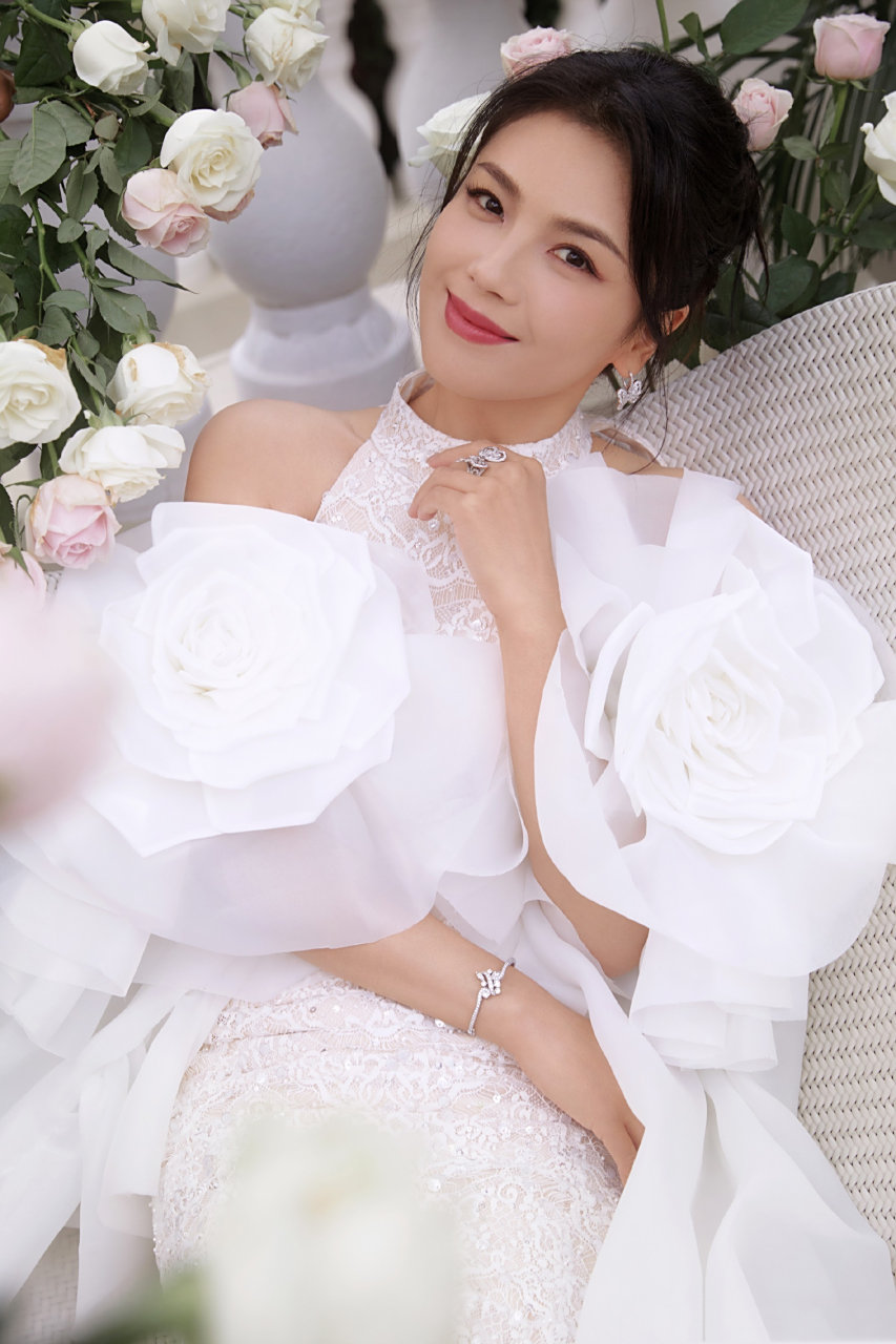 刘涛白色蕾丝拖地鱼尾裙,把玫瑰花穿在身上,媚态十足,太有中国韵味了