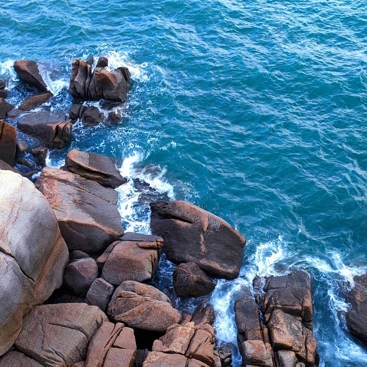 听海 日落印着橘色的海 	 挑个天气好的时候去真的超好看 很出片🉑