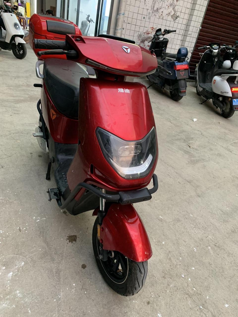 雅迪dt6,新国标车,小蓝牌,换了全新铅酸蓄电池,质保一年,续航40公里