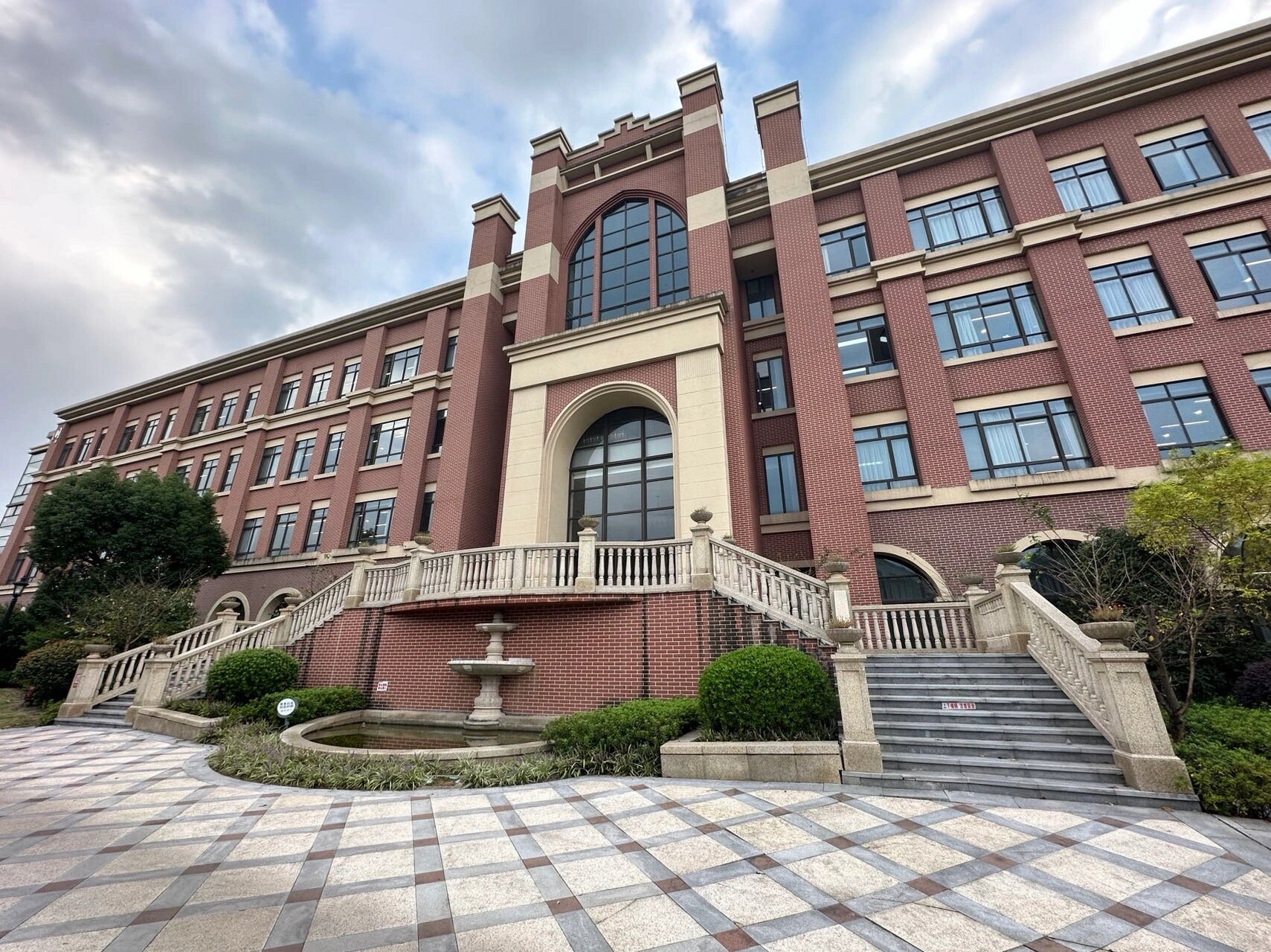 漂亮的新蓝青学校 小初一体,五四制 据说有一半能直升蓝青