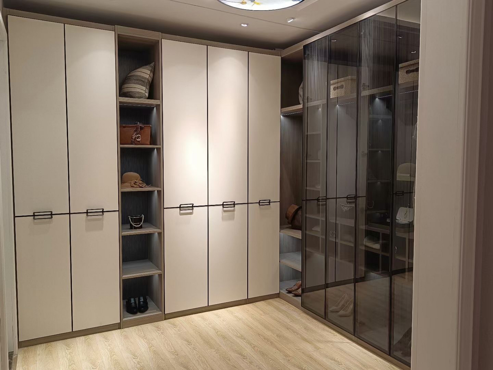 每一个家都独一无二只为你德维尔全屋定制,进店有礼,免费上门测量和