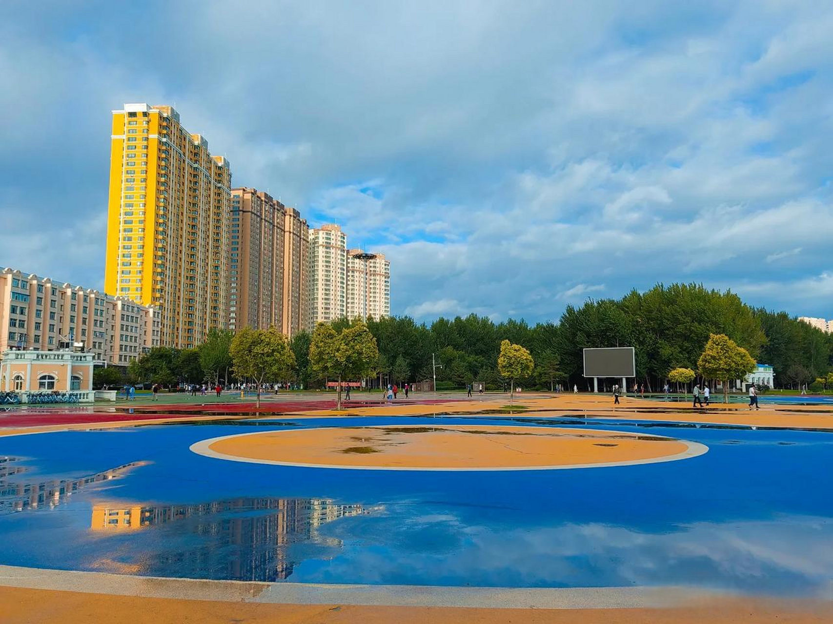 佳木斯松花江外滩公园,大雨过后天空晴朗,入秋的东北天气逐渐开始变凉