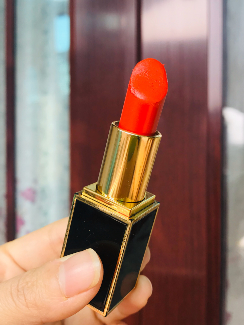 所以一直避免用橘色口红的～ 但是这只tf15号色居然黄皮用也显白