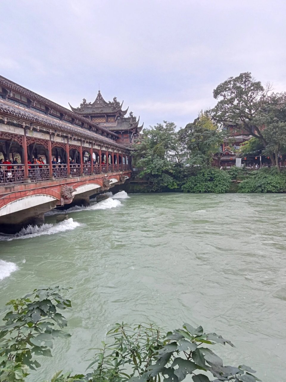 成都都江堰之南桥 都江堰景区旁的南桥,坐在河岸边吃着美餐喝着美景