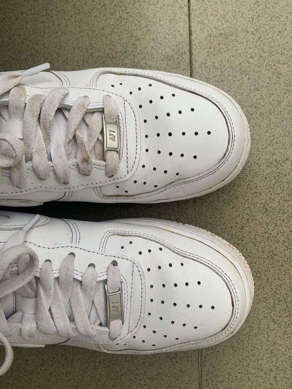 空军一号偶尔穿一个月,这种开胶正常吗 你们的空军有没有开缝的情况