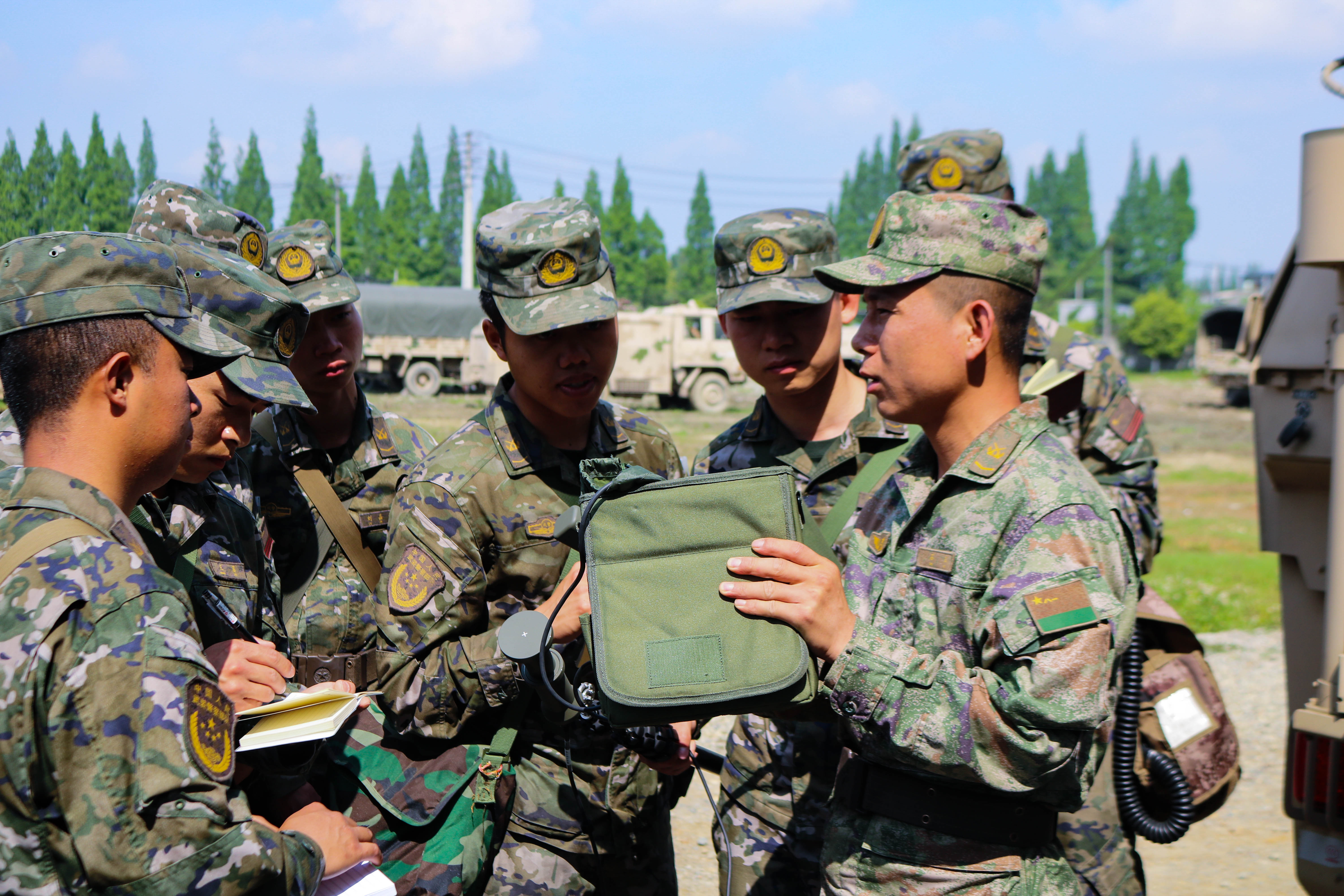 场】连日来,陆军驻疆某部受领承接驻地武警,民兵部队军事技能培训任务